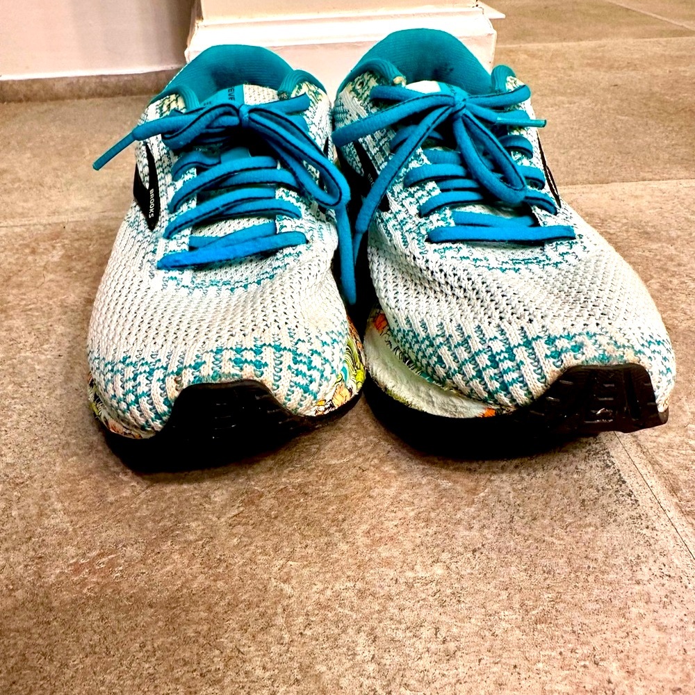 Brooks women’s Revel 3 Special edition Hawaiian style size 8.5